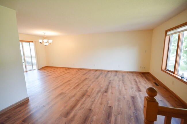 Foto del edificio - Gorgeous 3 bedroom with Updates Available ...