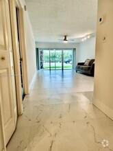 Building Photo - 100 Lakeview Dr