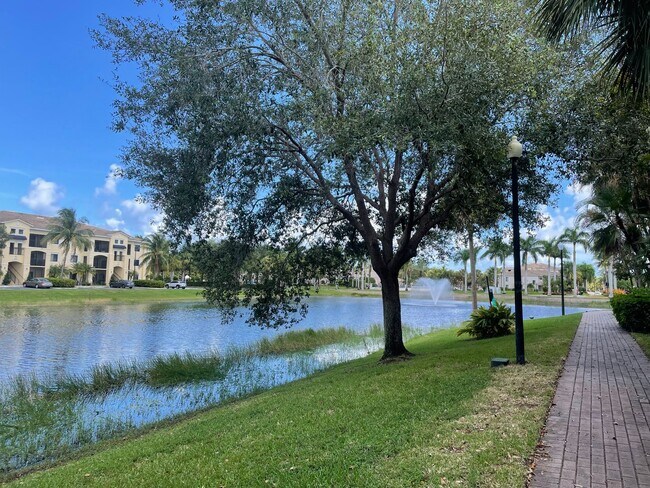 Foto del edificio - Palm Beach Gardens, Updated large two bedr...