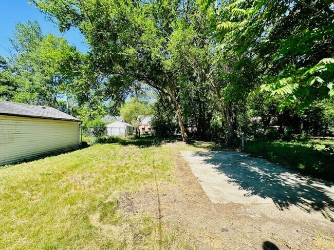 Building Photo - 3 Bedroom 1 Bath Welcome Section 8