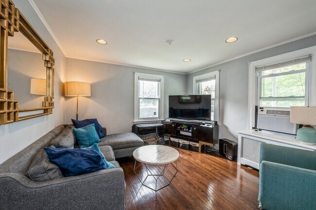 Foto del edificio - 305 N Barry Ave