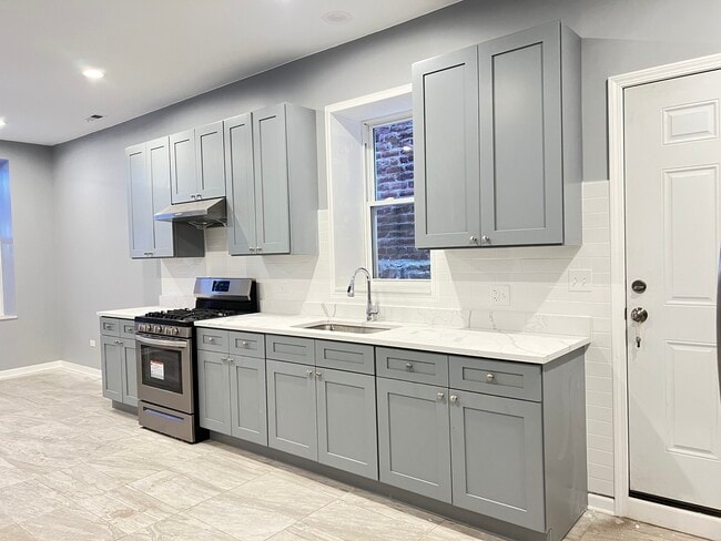 Foto del edificio - 303 W 24th St