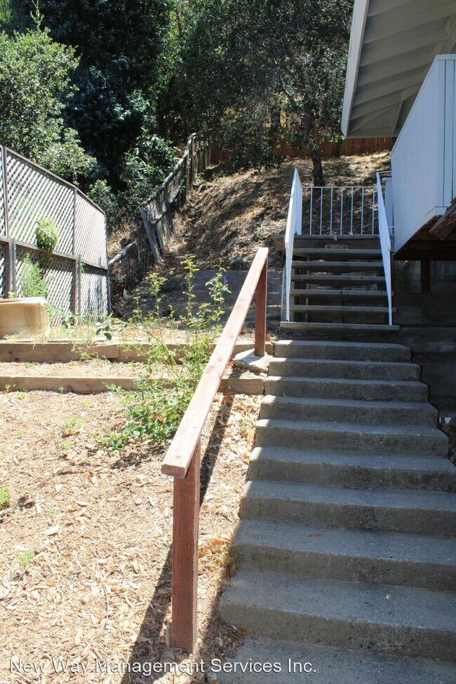 Building Photo - 5 br, 3 bath House - 665 Midway Blvd.