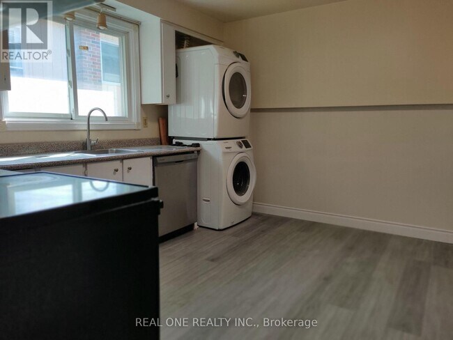 Building Photo - 93 Southdale Dr