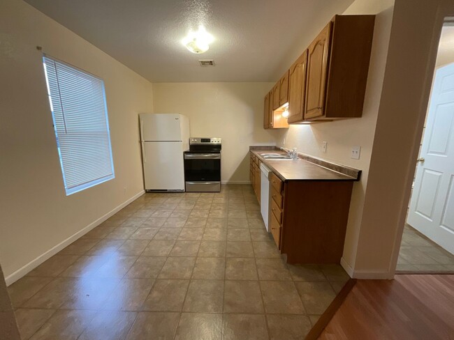 Building Photo - Spacious 2 Bedroom 1 Bath home W/ Fenced Y...