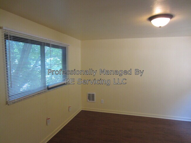 Foto del edificio - 979 Laurel Ave