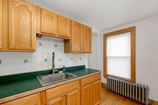 Building Photo - 132 Main St