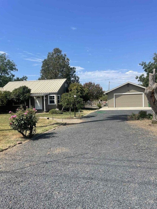 Building Photo - Charming 2 Bedroom Home with Spacious Yard...