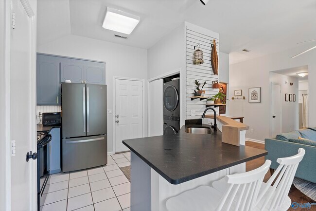 Foto del edificio - 223 Cypress Creek Dr