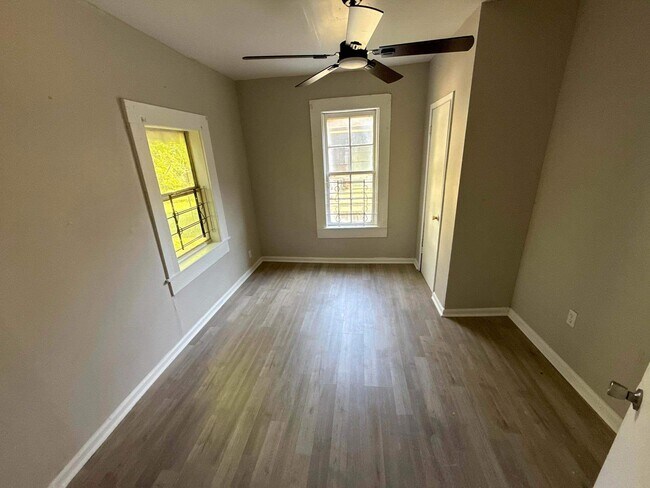 Foto del edificio - 2235 Mobile Ave