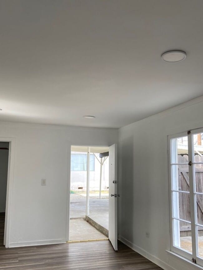 Building Photo - Wellesley Apartments (1070)