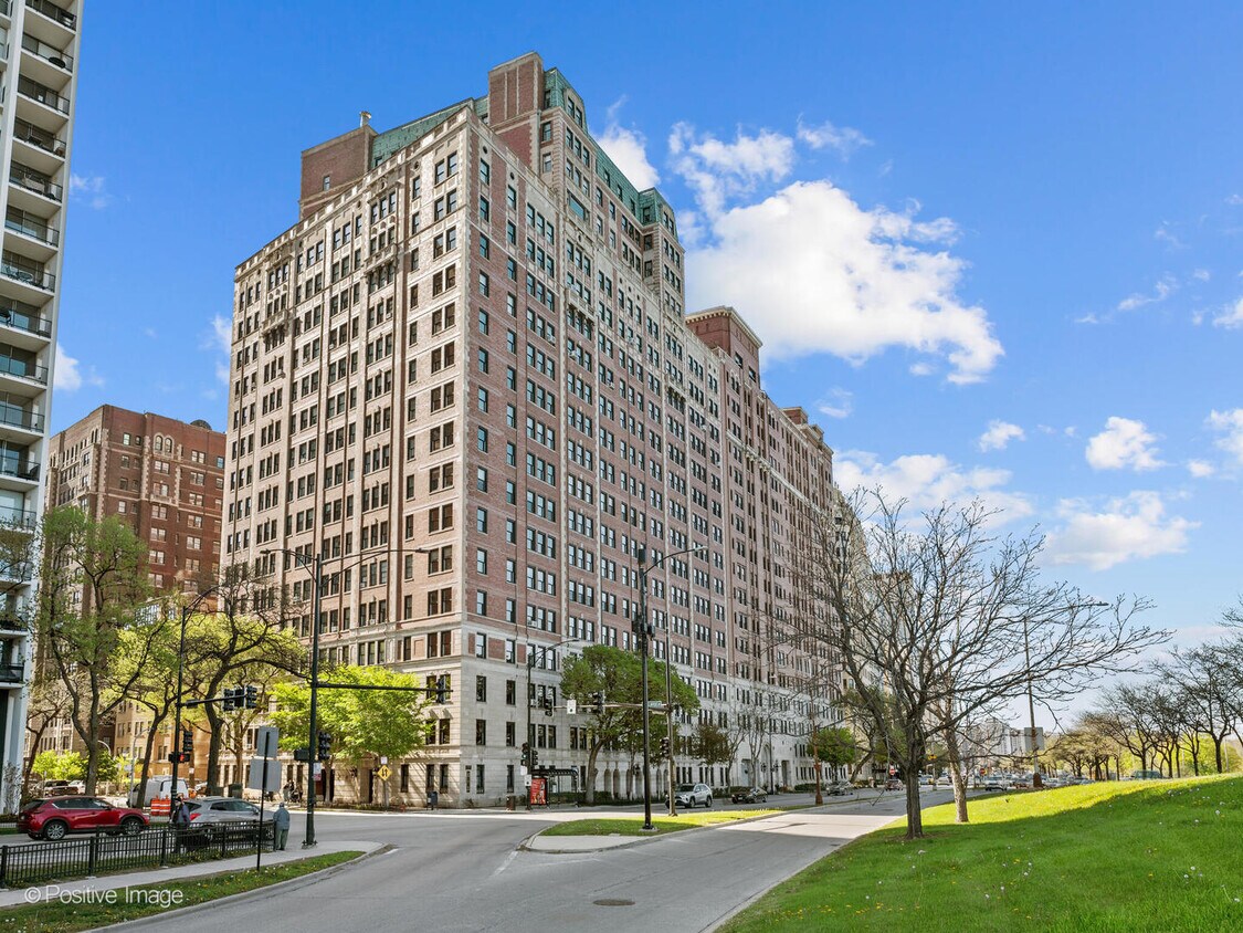 Primary Photo - 3240 N Lake Shore Dr