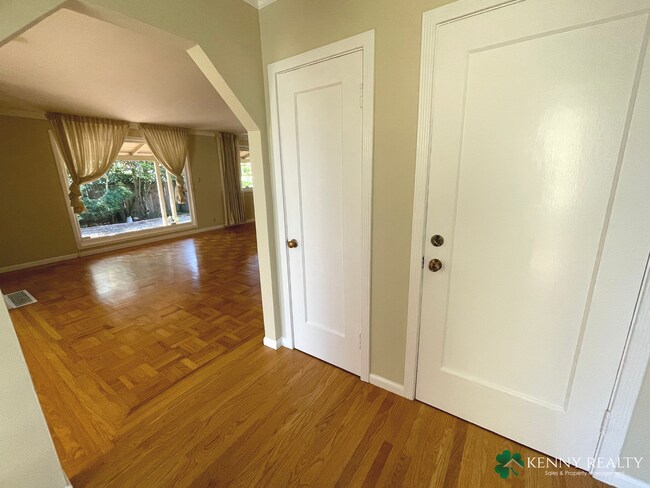 Foto del edificio - Two Bedroom Home with Backyard Patio