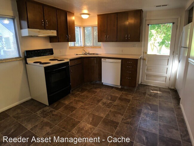 Building Photo - 2 br, 1 bath House - 710 East Center St.