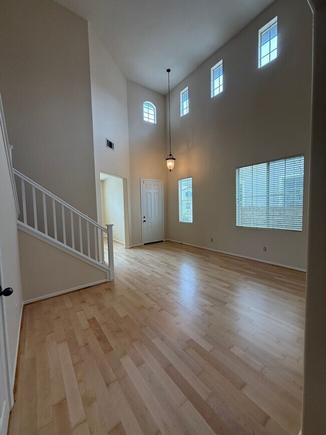 Foto del edificio - 2 story 4 bed, 3 bath home in Simi Valley