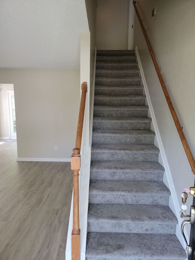 Building Photo - 3 Bedroom 2.5 Bath House off of Hard Scram...