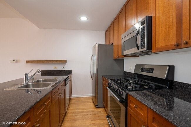 Building Photo - 2040 W Belmont Ave