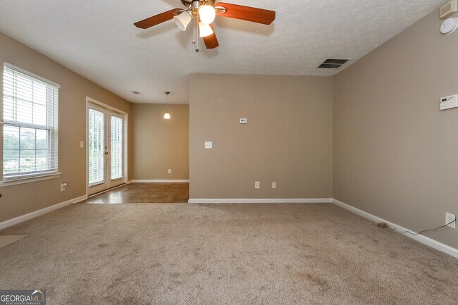 Foto del edificio - 815 Lakeside Cir