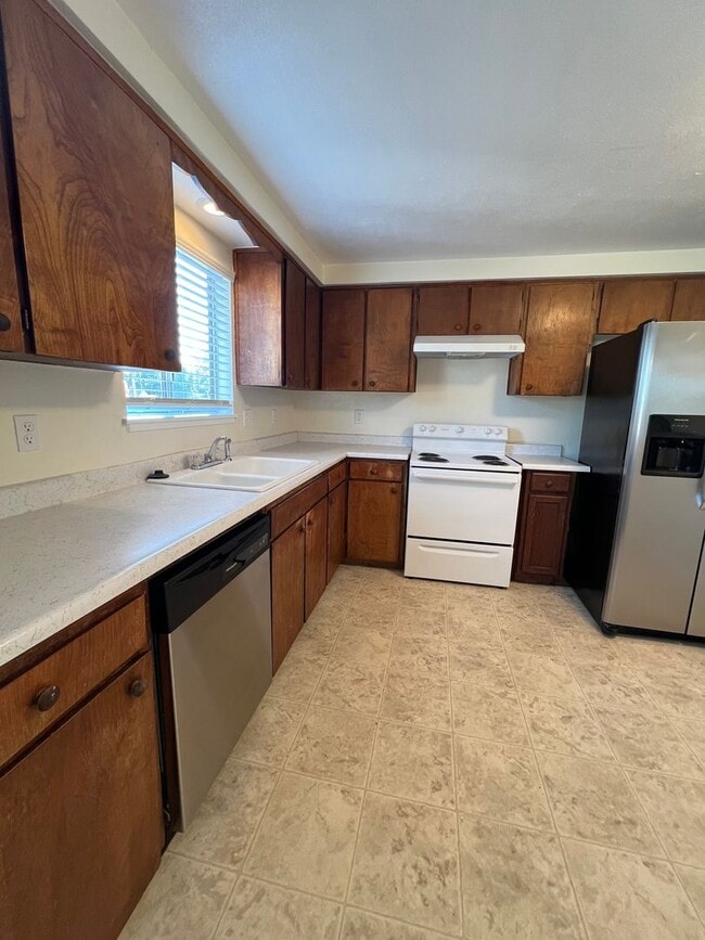 Building Photo - Three bed/Two Bath Upstairs Apartment | Av...