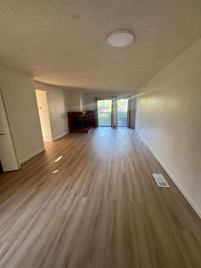 Building Photo - Beautifully Updated 2BD/2BA Condo | In-Unit Laundry, Garage & Greenbelt Views