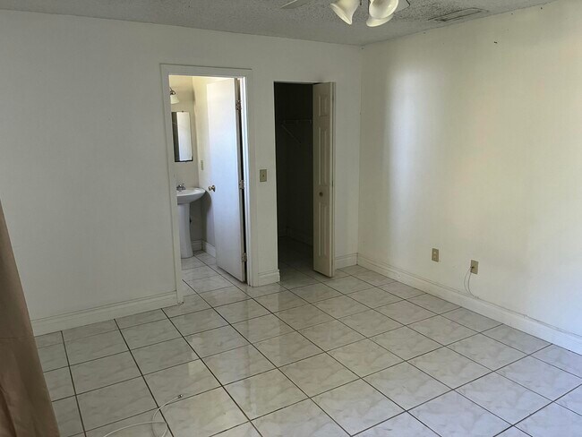 Foto del edificio - 2737 SE Helms Ave