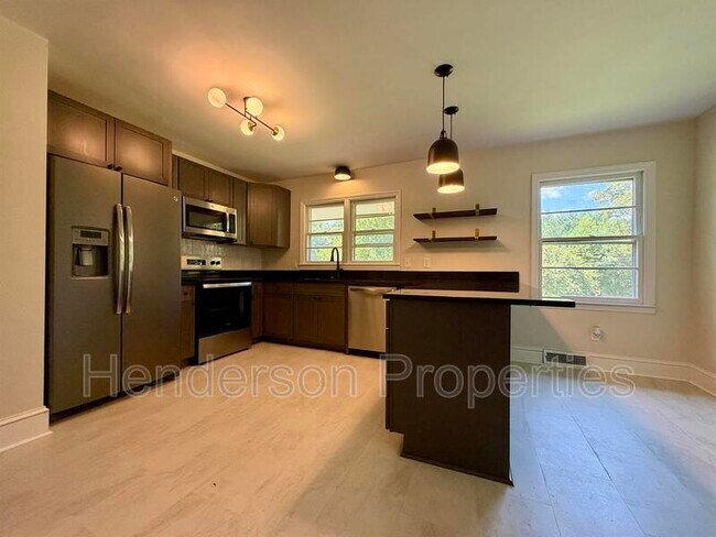 Foto del edificio - 6432 Woodland Cres