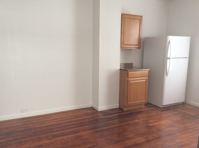Building Photo - York City SD! Spacious 3 bedroom on 2nd & ...