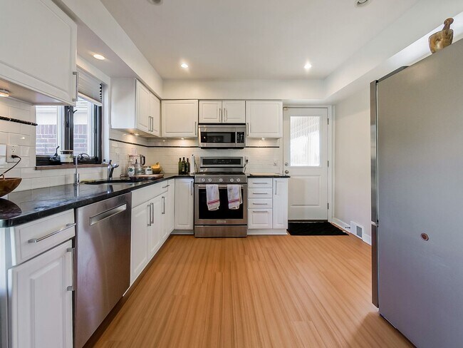 Foto del edificio - Welcome to this beautiful Fully furnished 3-bedroom, 3-bathroom home located in the desirable Gro...