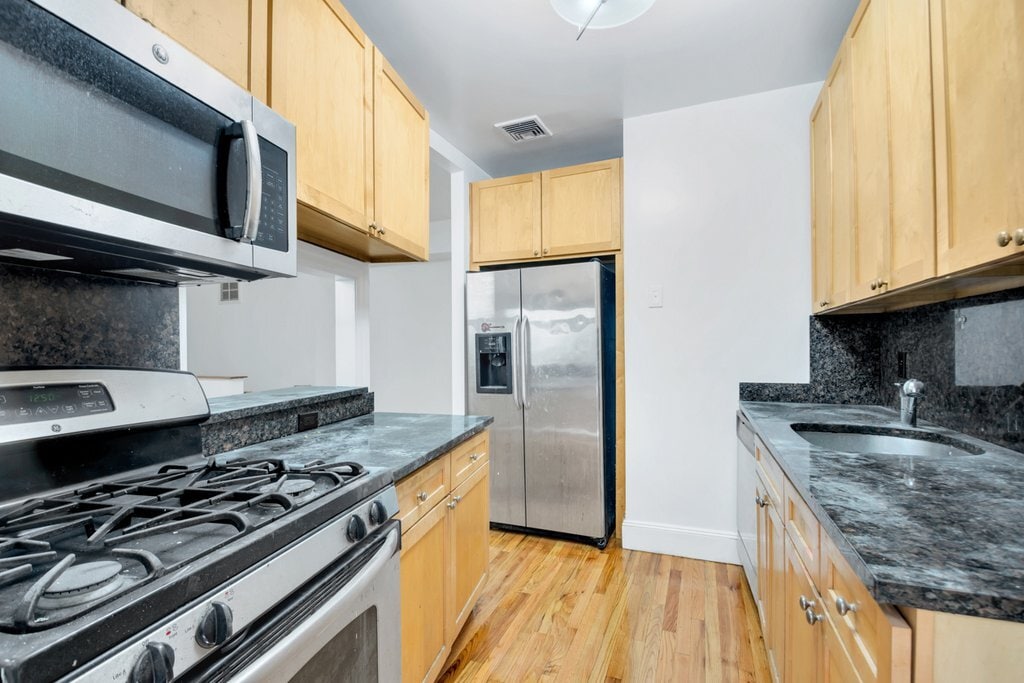 Primary Photo - 226 E 70th St
