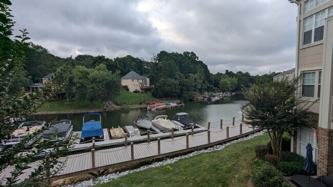 Foto del edificio - Three Bedroom Waterfront Condo Mooresville