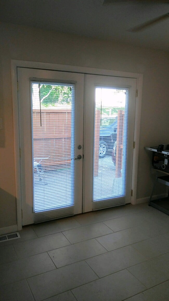 Bkfst/Dining area with French doors to patio - 620 Graybridge E