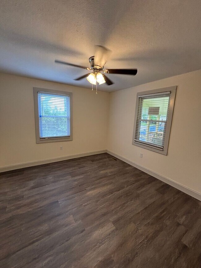 Foto del edificio - Freshly Renovated 3-Bed, 2-Bath Home Just ...