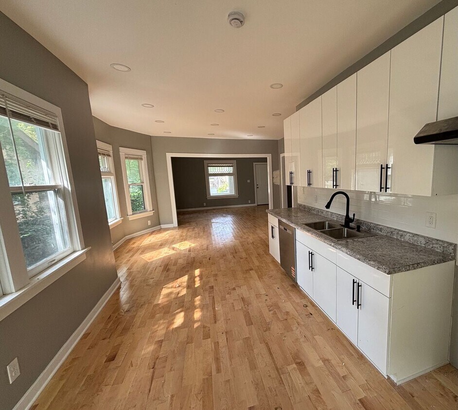 Foto principal - Beautiful 4 Bedroom, 2 Bath House for rent!!
