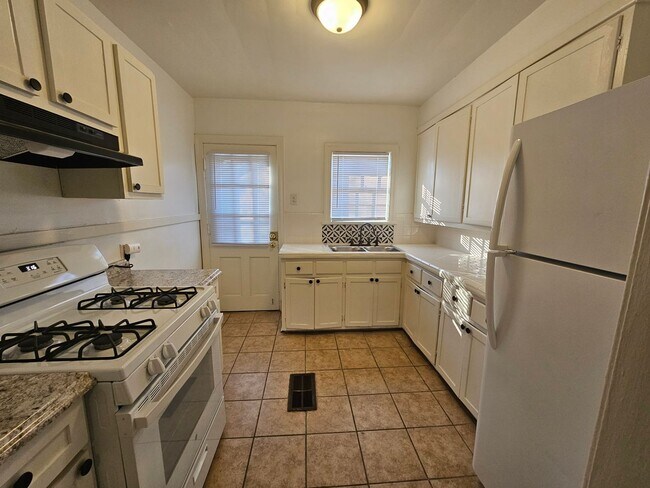 Building Photo - 1767-69 Peach
