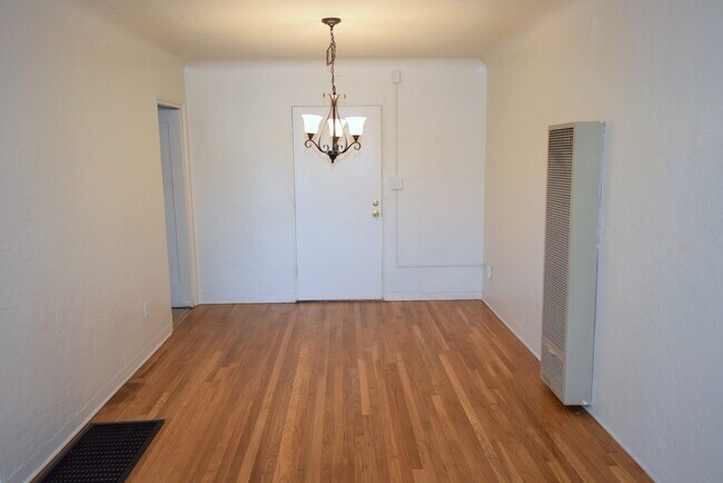 Foto del edificio - 2 Bedroom Casita NOB HILL/UNM CNM AREA WITH GARAGE, FENCED YARD