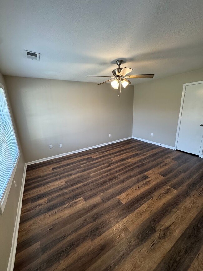 Foto del edificio - 3 Bedroom 1.5 Bathroom with Garage