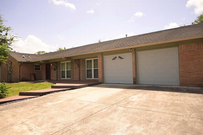 Foto del edificio - 9810 Cliffwood Dr