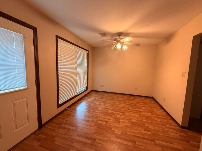 Foto del edificio - Discover this spacious 3-bedroom, 2-bathroom home in Russellville, AR.