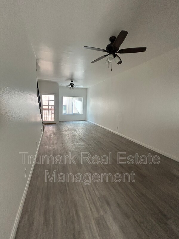 Building Photo - 1122 E Elk Ave