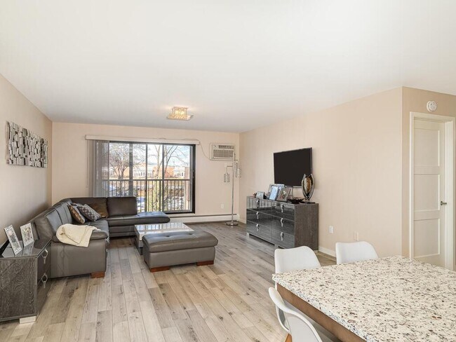 Foto del edificio - 10401 Cedar Lake Rd