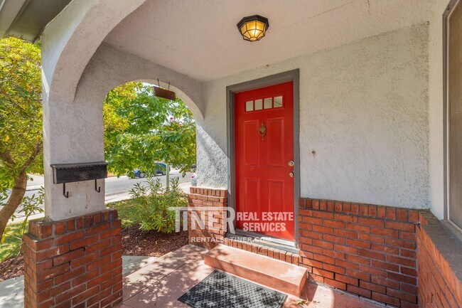 Building Photo - Charming 2 Bedroom West Tahoe Park Home Ne...