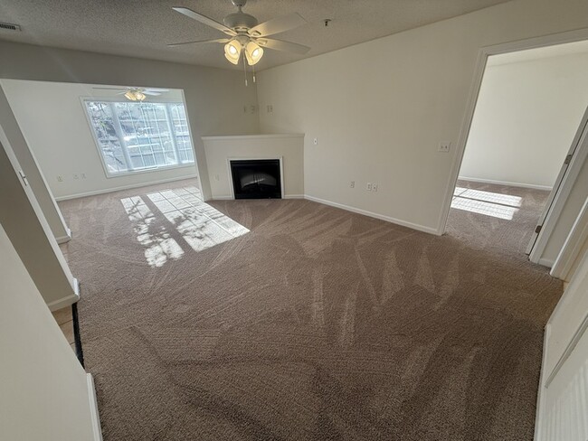 Foto del edificio - Adorable 1 Bed 1.5 Bath Condo in Brier Creek! 1st Floor! Sun Room! New Appliances!