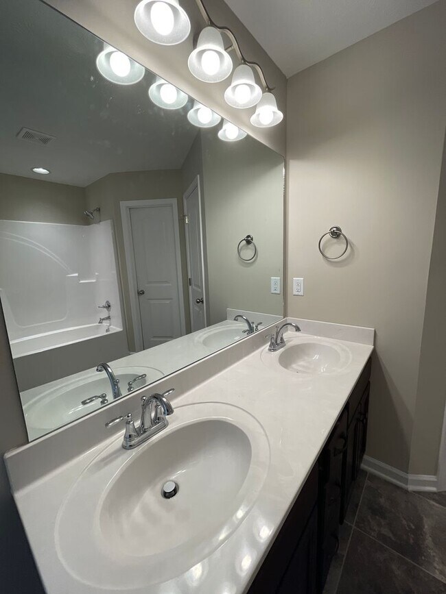 Foto del edificio - Brand New Home!