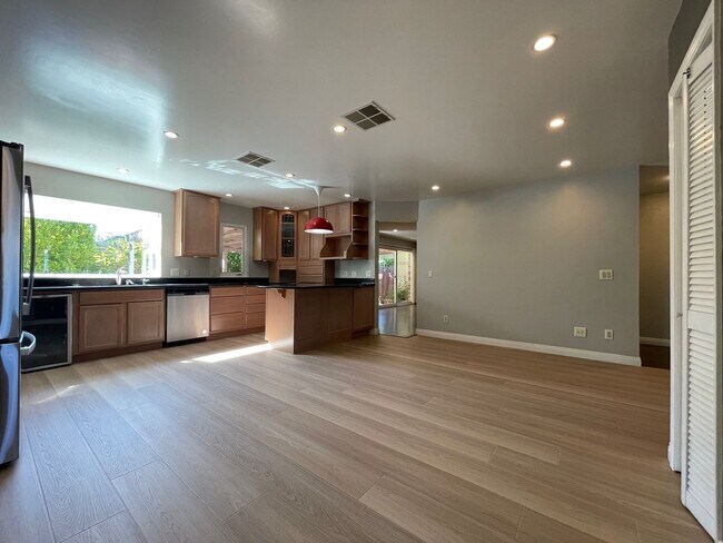 Foto del edificio - Nice and clean three bedrooms and two bath...