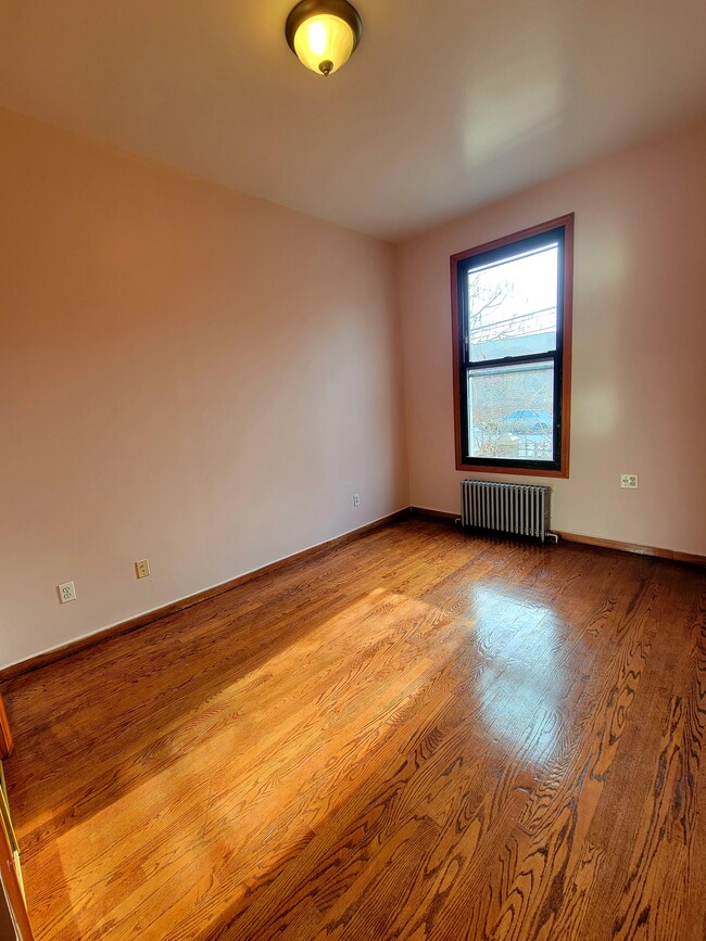 Building Photo - Charming & Bright 2BR/1BA LIC Rental!