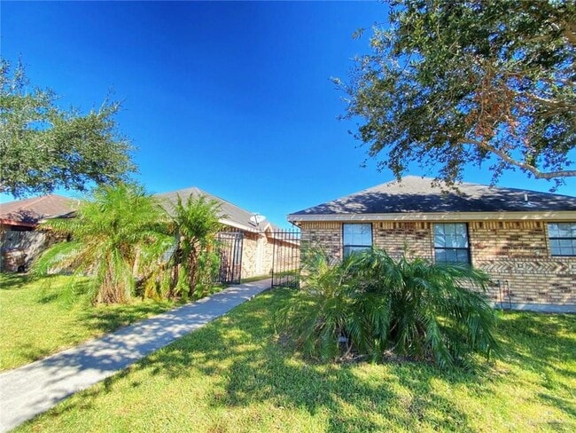 Building Photo - 14 W La Guardia Ln