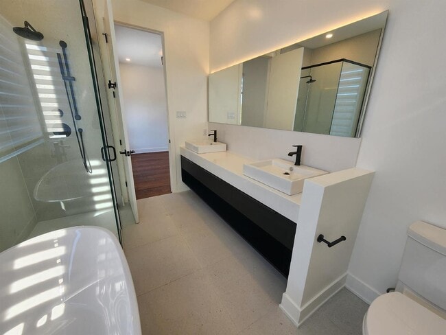 Building Photo - Spacious 3-bedroom, 3-bathroom unit available