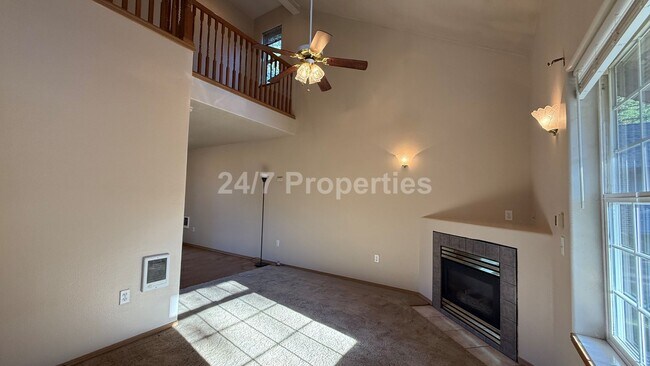 Foto del edificio - End-Unit 1 BD | 1.5 BA Townhome with Loft & Garage - Gresham