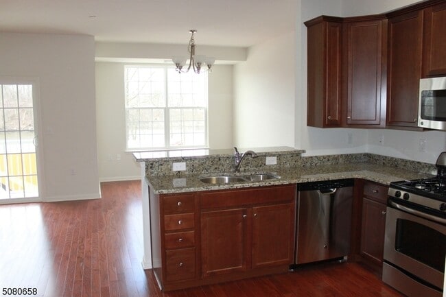 Building Photo - 506 Waterview Ct