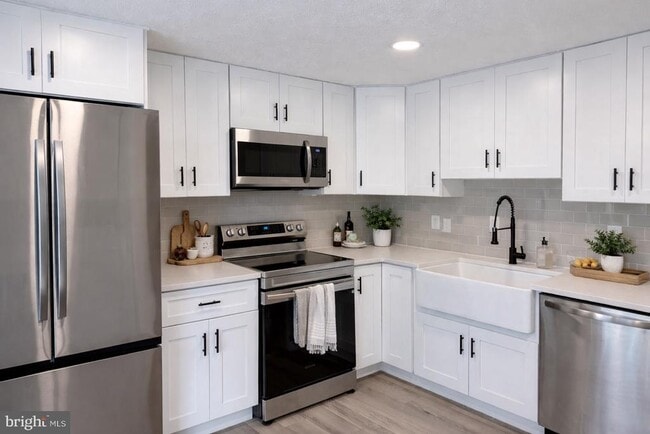 Foto del edificio - 4681 Whitely Ct